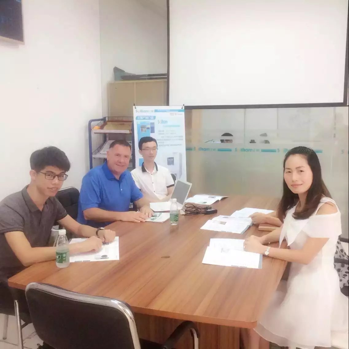 英國(guó)客戶(hù)與我司銷(xiāo)售經(jīng)理合影